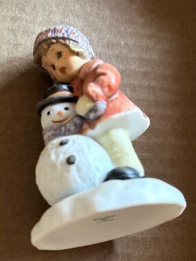 Vtg 2001 Berta Hummel gift collection “a gift for snowman” figurine